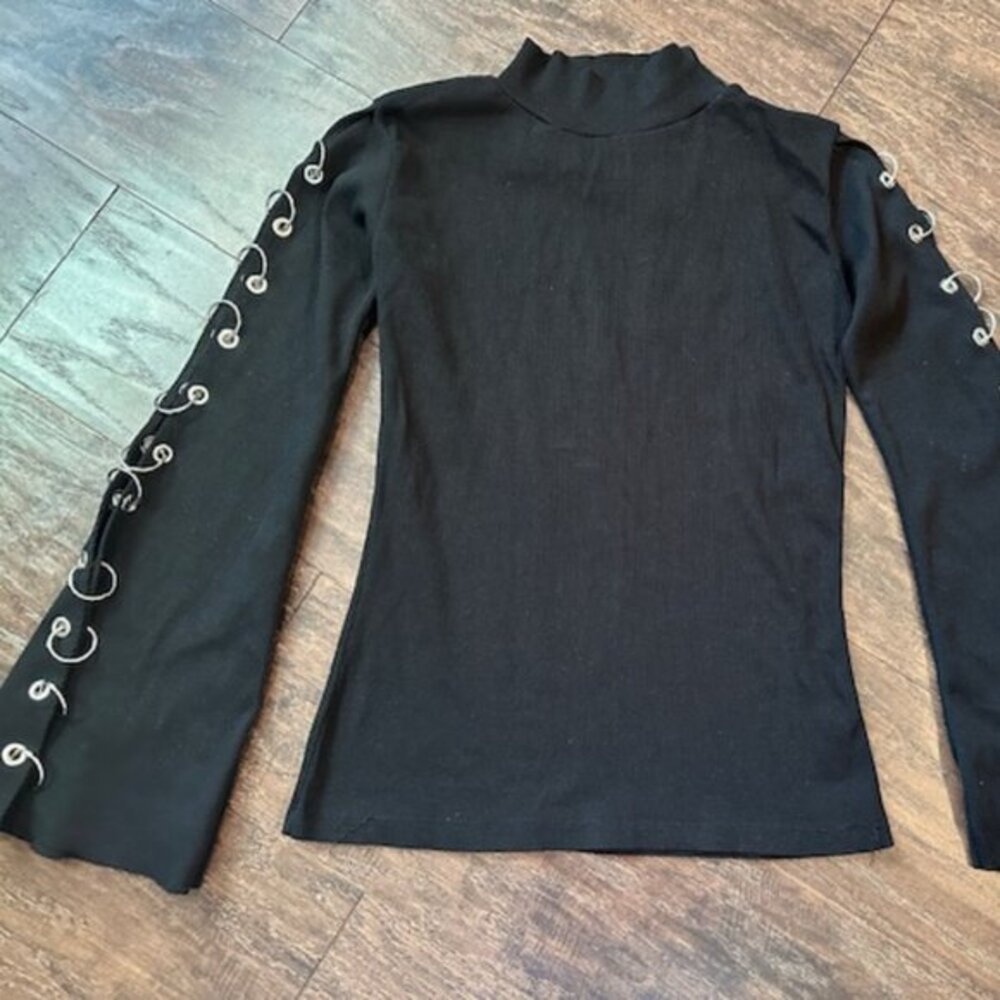 MILAN KISS RIBBED BLACK TURTLENECK TOP